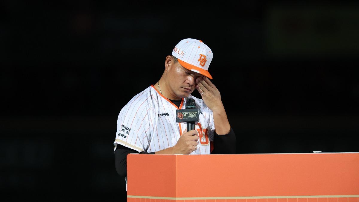 中職／「歹勢沒拿到150勝」三代獅潘威倫引退　沉默王牌提逝父哭了