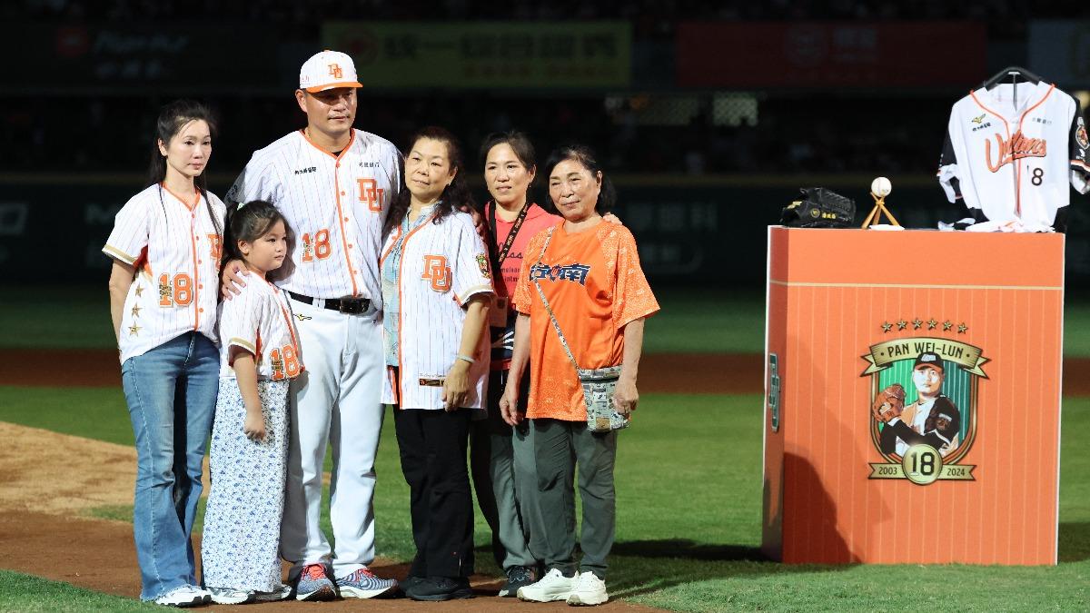 潘威倫和妻子、女兒和媽媽等家人合照。 (圖/統一獅提供)