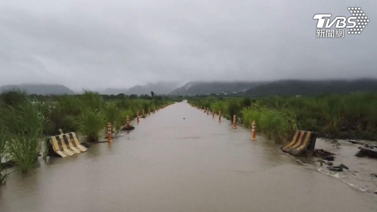 山陀兒來襲!花蓮崙天便道「河水溢到路面」 鐵門急封鎖