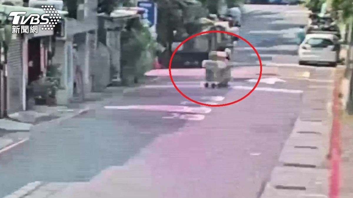 邱姓老翁偷走冷氣準備變賣錢就被警方查獲。(圖/TVBS)