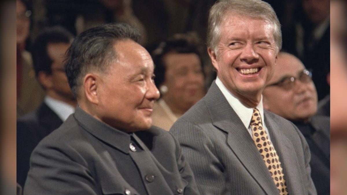 時任美國總統的卡特(右)與中國國家領導人鄧小平,1979年舉行兩國「建交」儀式,。(圖/翻攝自美國國家檔案館)