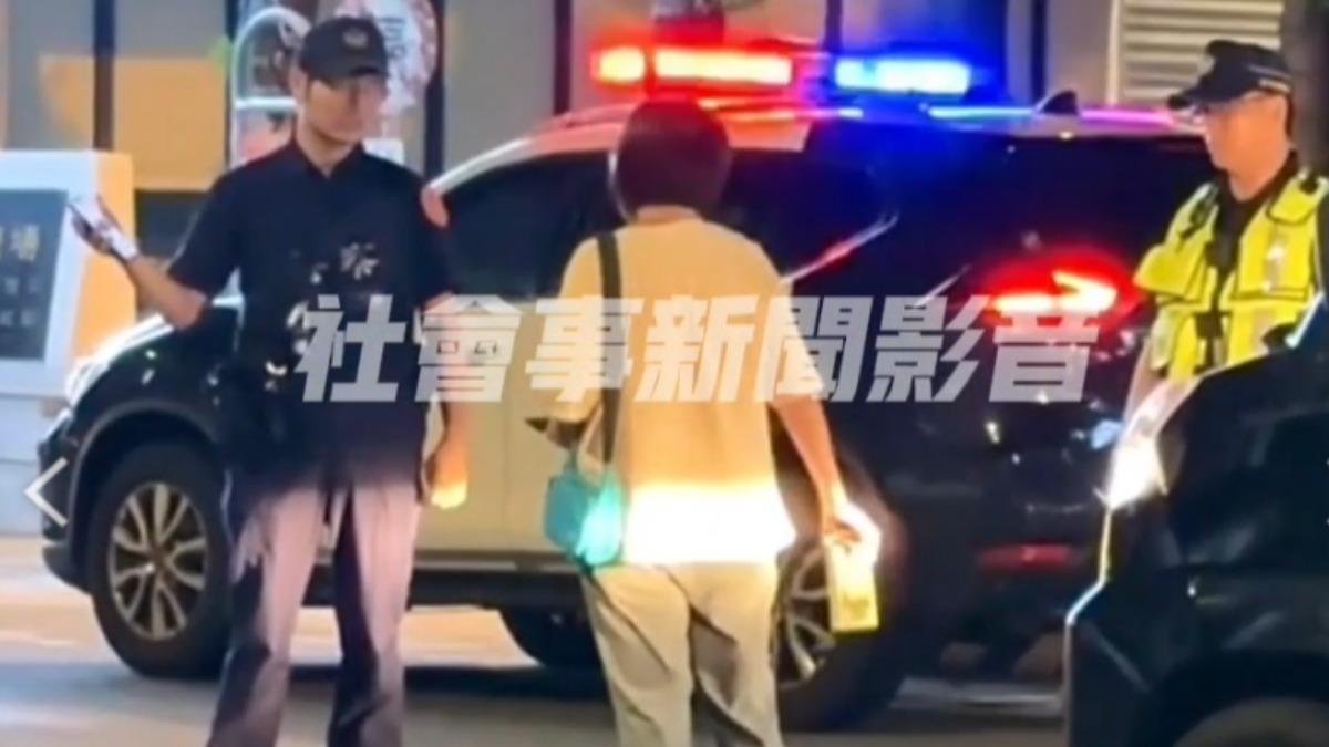 白衣婦「不走斑馬線」穿越車道遭叭暴怒 肉身攔車:我的錯喔