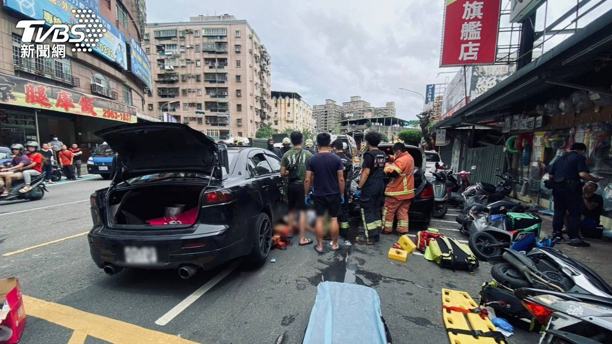 警消到場搶救。（圖／TVBS）