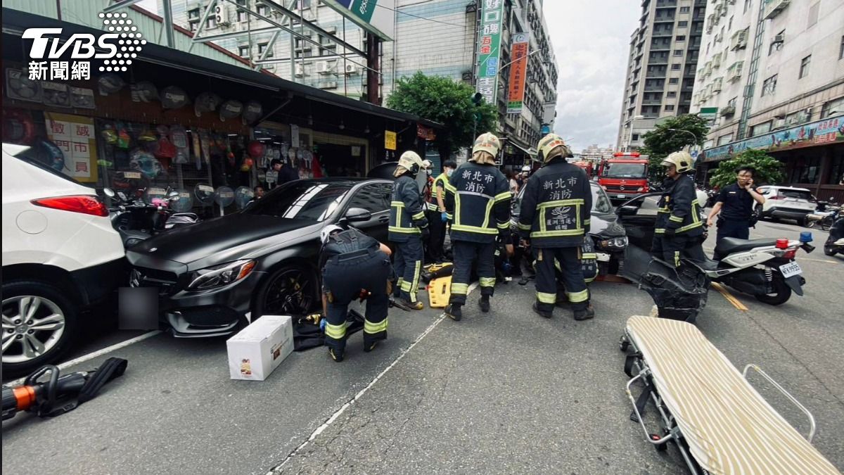 小轎車失控撞上路邊車輛，導致1名男子受困車底。（圖／TVBS）