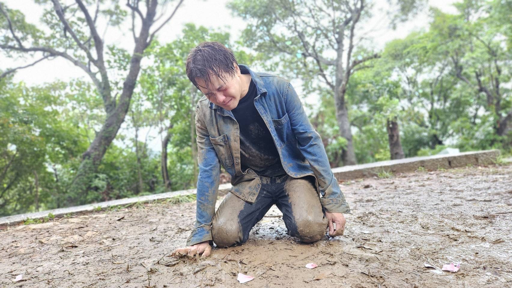 黃文星崩潰跪地。(圖/民視提供)