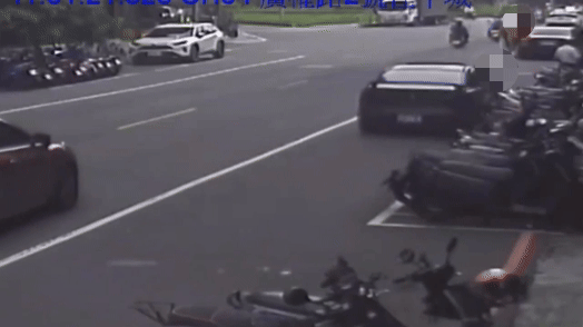 又是毒駕?轎車連環撞「路人剛下車被撞斷腿」 車上搜出刀、毒