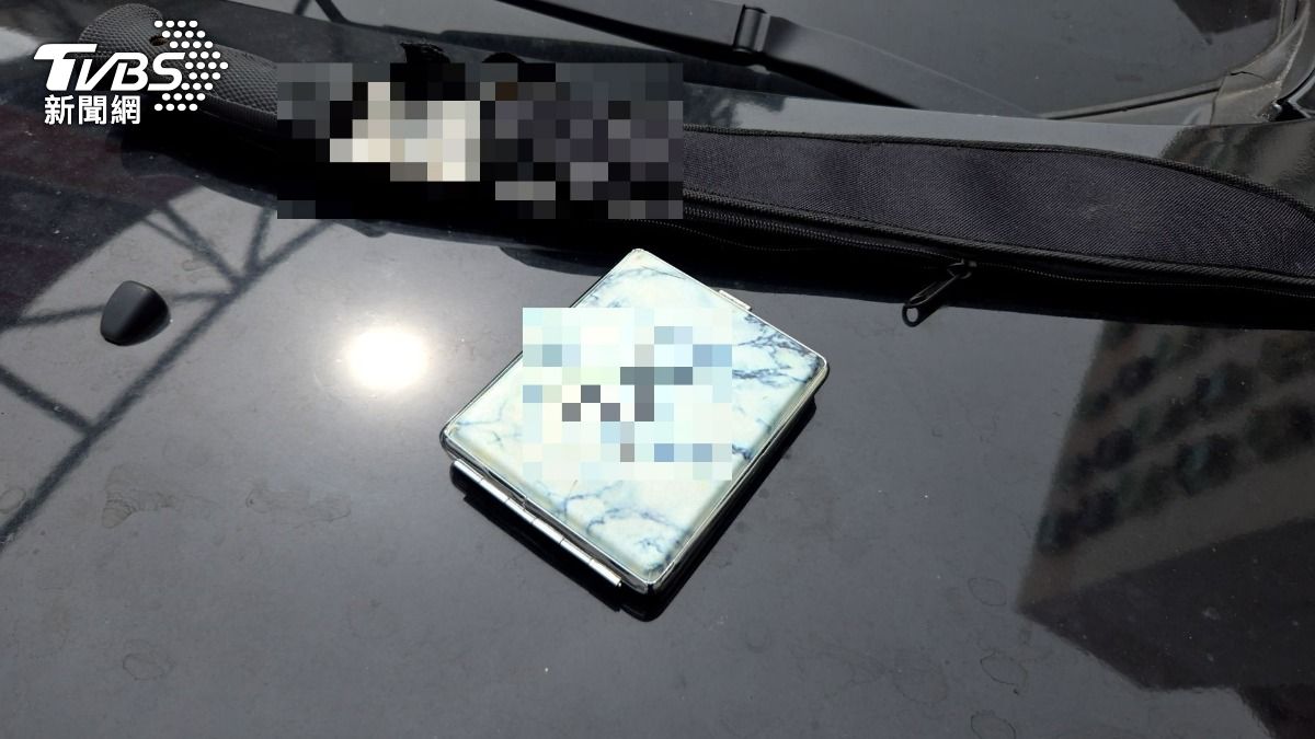 警方在肇事車輛上搜出開山刀以及疑似K他命的物品。（圖／TVBS）