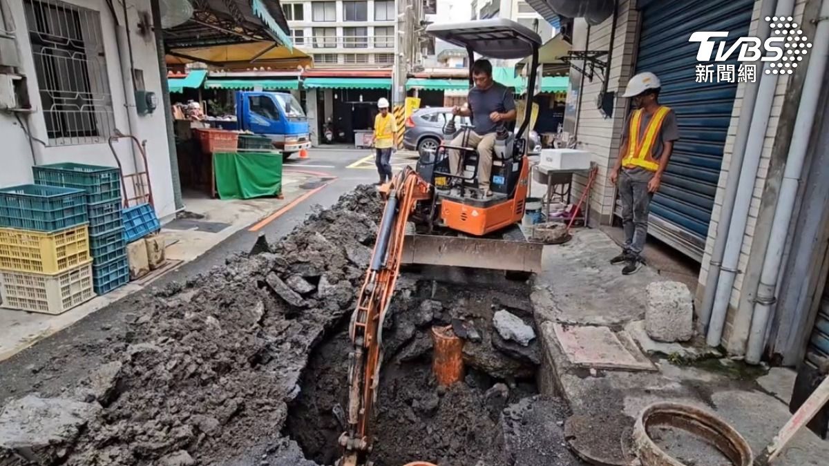 颱風將登陸!宜蘭路面驚見「1米坑洞」 承包商:疑汙水管蓋破裂