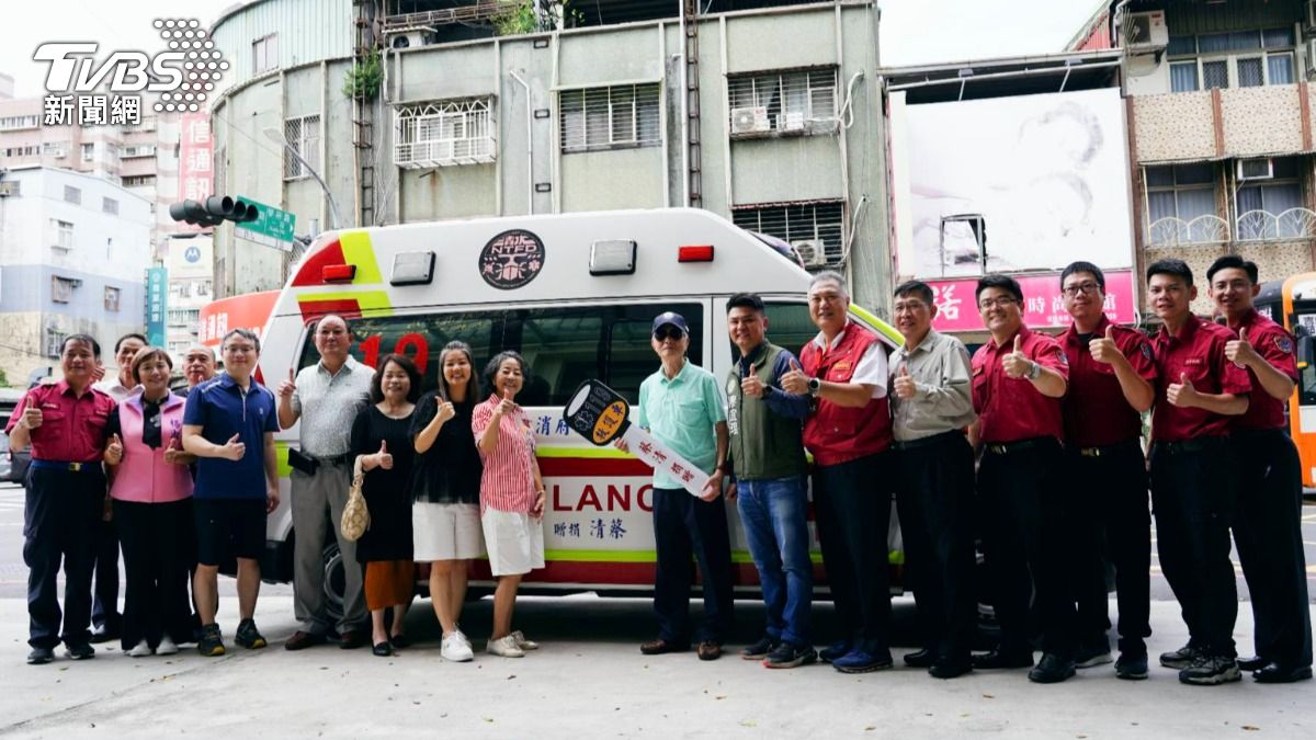 蔡姓民眾為了感謝警消救命之恩,決定捐贈救護車。(圖/TVBS)