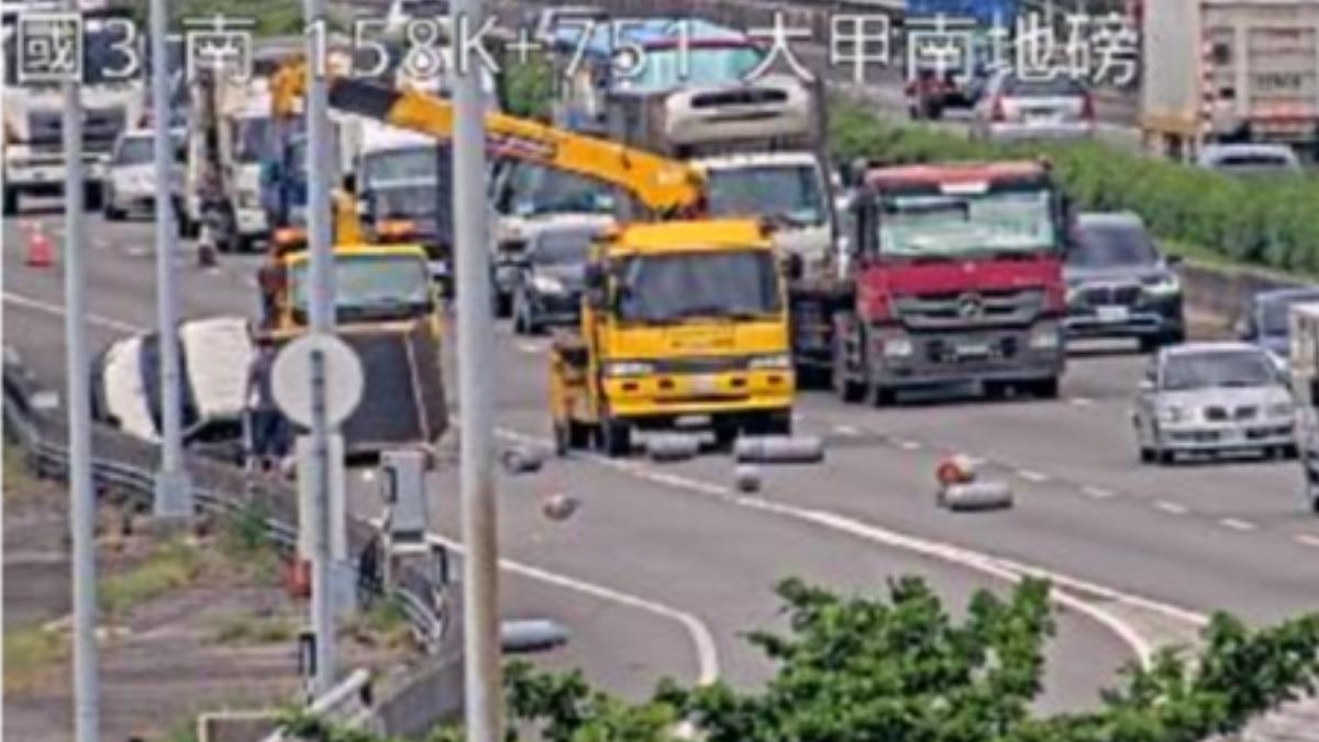 瓦斯桶散落一地。(圖/翻攝網路)