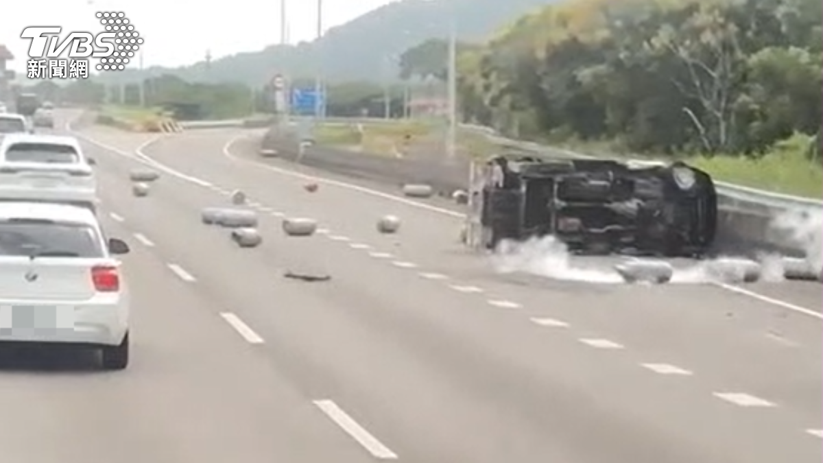 1人受傷!國3貨車爆胎側翻 25桶瓦斯滾出「慶煙」外洩中