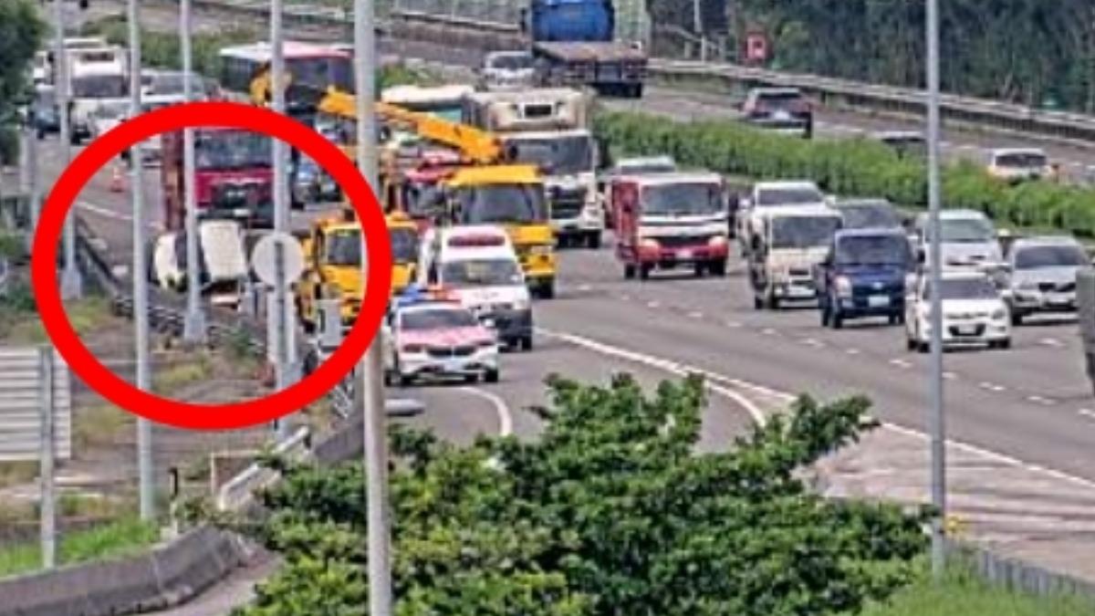 小貨車側翻。(圖/翻攝網路)