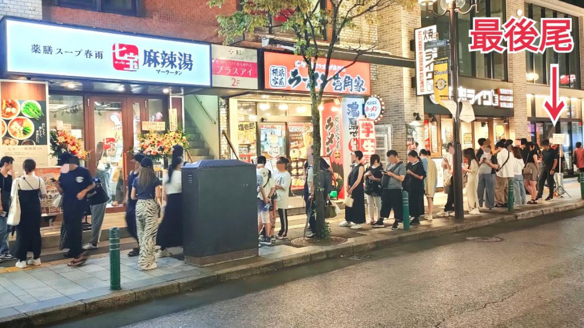 日本街頭近日出現多間麻辣燙專賣店,吸引大量人潮。(圖/翻攝自X@clever_hb)