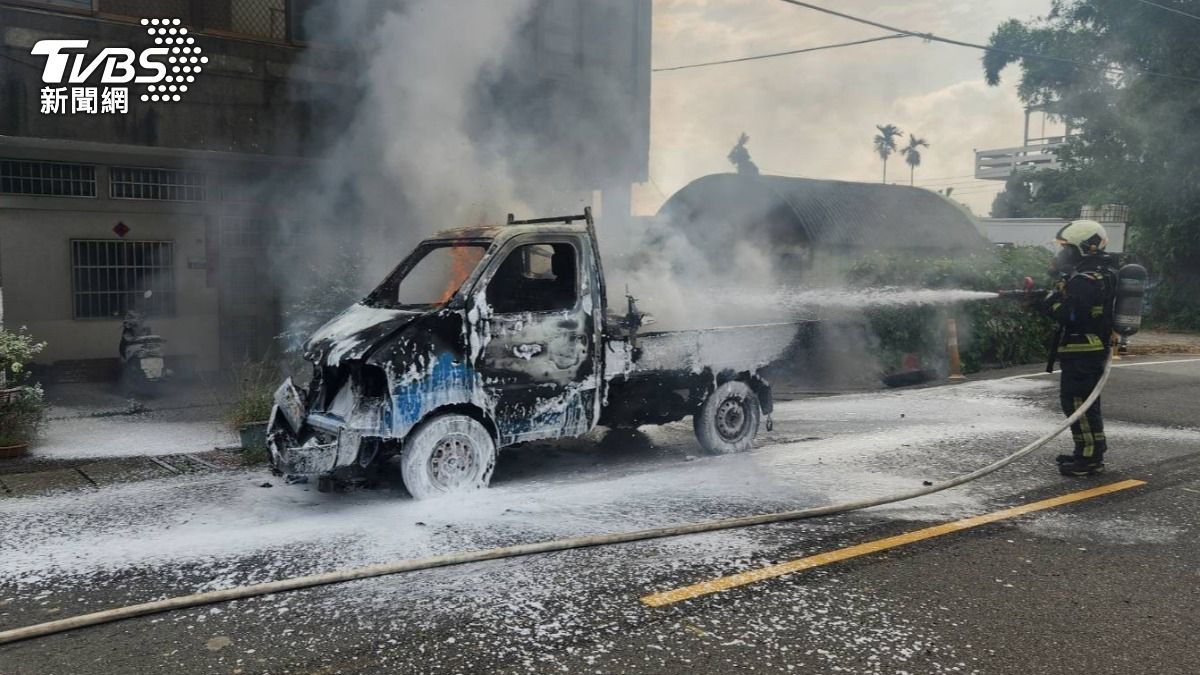 快訊/開到一半就起火!小貨車「引擎過熱」 馬路上狂燒駕駛急閃