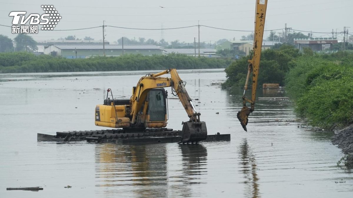 低窪地區進行預降水位、清淤。(圖/雲林縣政府提供)