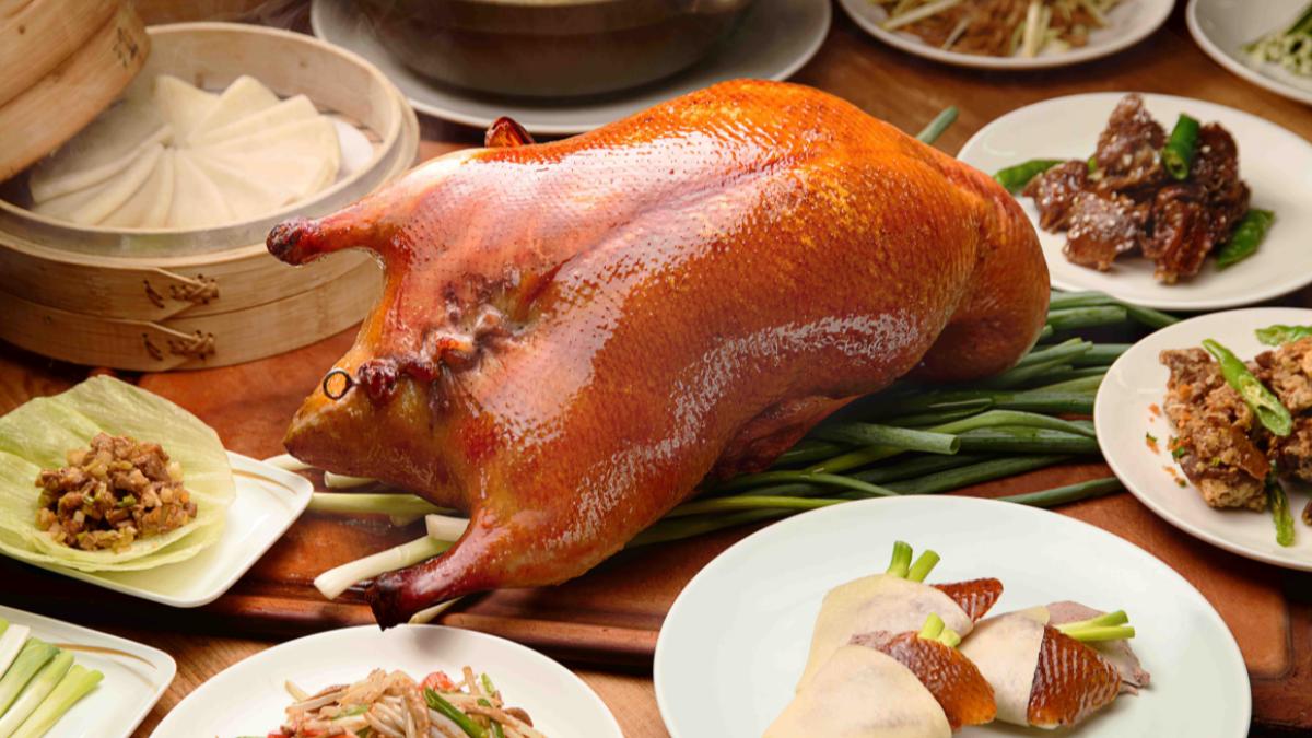 招牌必吃「掛爐一品鴨」，遵循古法烤製，外皮油亮酥脆、肉質細嫩。（圖／高雄福華大飯店提供）