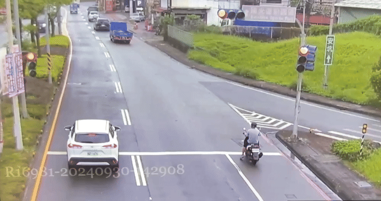 怎麼開的?新北小轎車高速過彎 下秒飛越分隔島「擊落」對向車