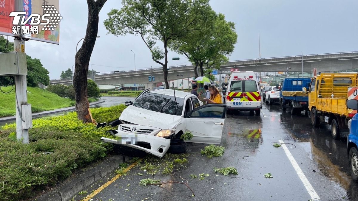 小轎車失控飛越分隔島後撞上對向來車。(圖/TVBS)