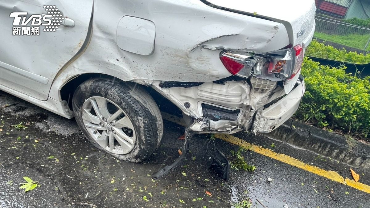 小轎車失控飛越分隔島後撞上對向來車,後車輪破裂、車尾毀損。(圖/TVBS)