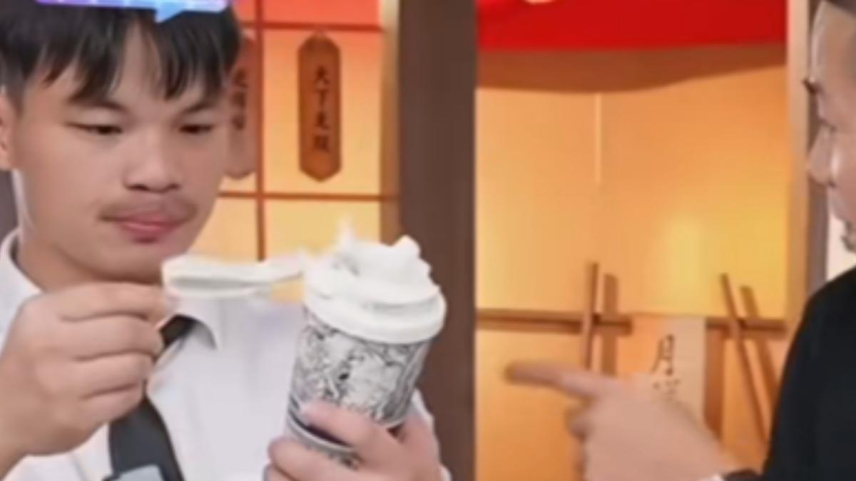 「陌莉絕弦」口感、外型神似霸王茶姬。(圖/翻攝自微博)