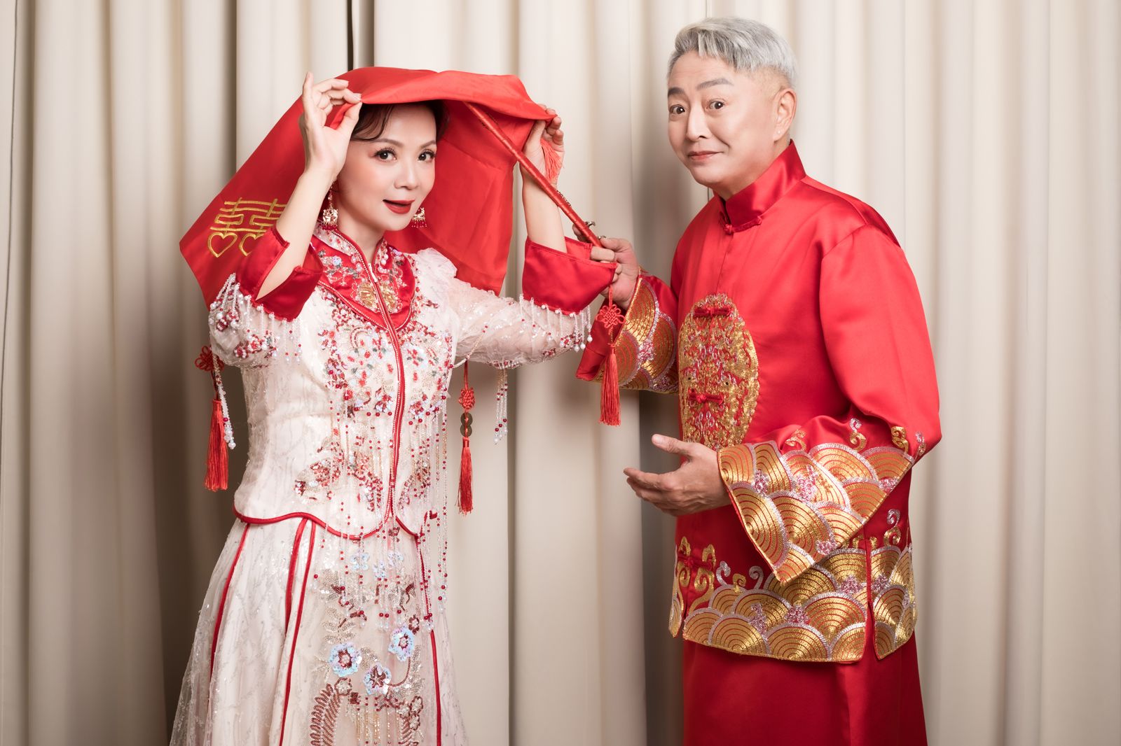 高欣欣特別挑選唐裝婚服，和李國超一同寫下紀念。（圖／台北伊頓自助婚紗攝影工作室供）