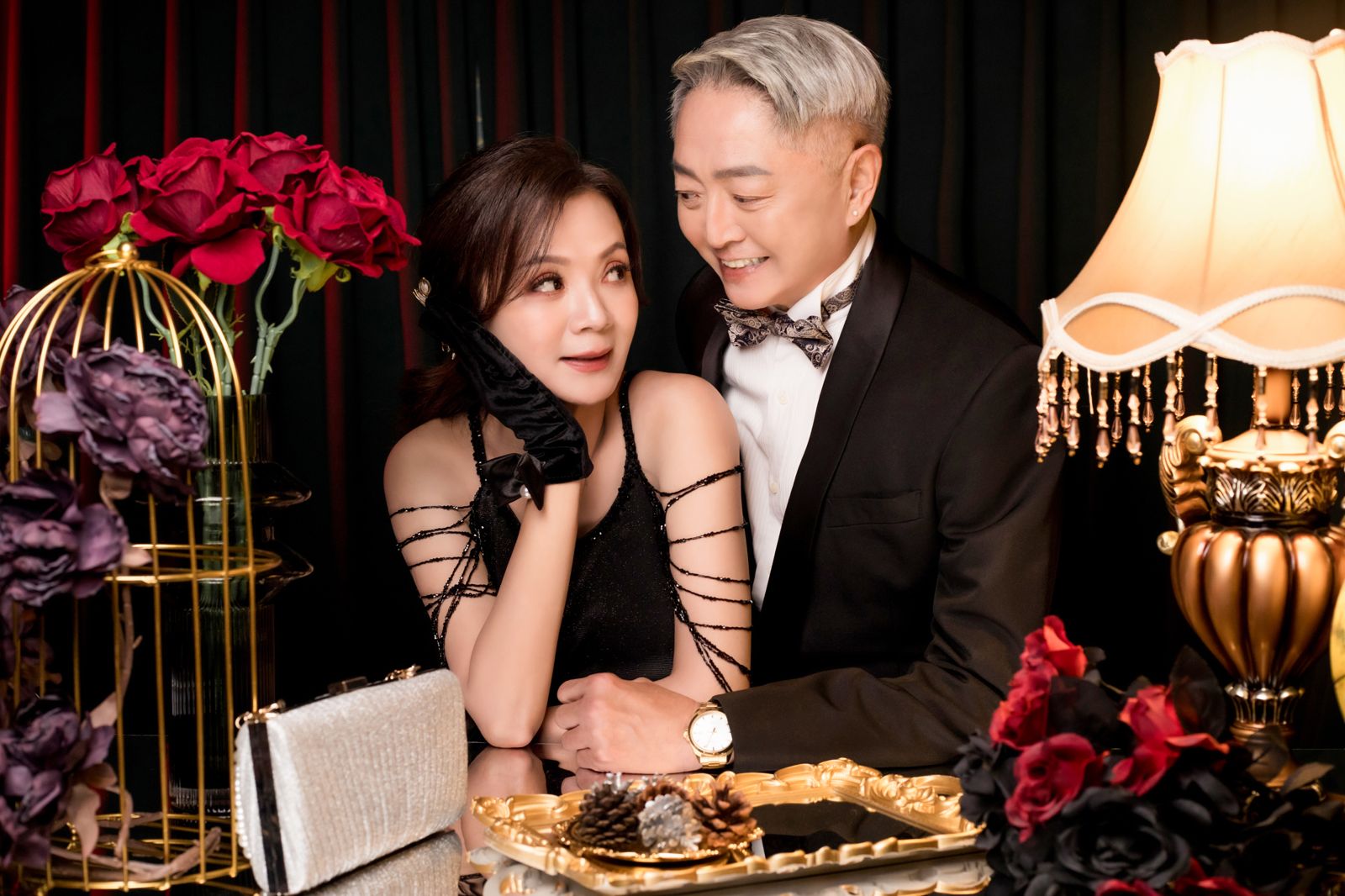 挑選黑色禮服襯托兩人的成熟穩重。（圖／台北伊頓自助婚紗攝影工作室供）