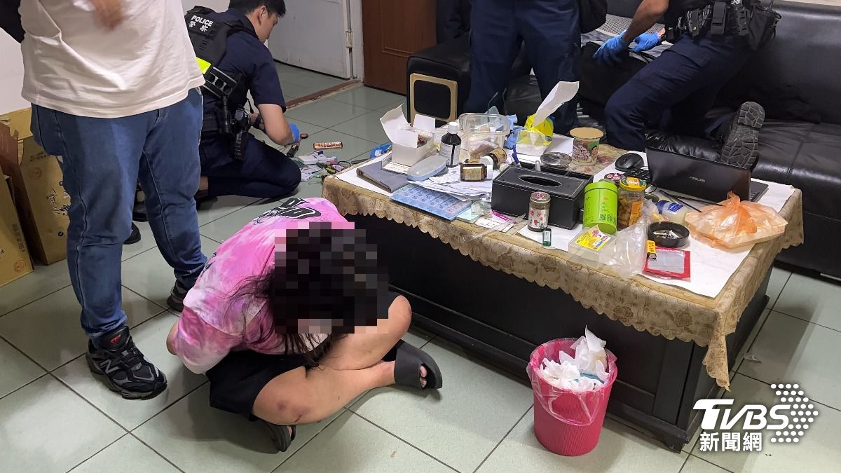 警方逮捕涉案的持毒女嫌犯。（圖／TVBS）
