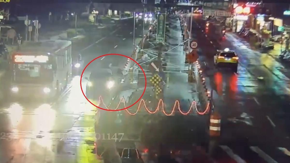 劉姓所長盤查可疑車輛卻遭拖行，最後撞上護欄後殉職。（圖／翻攝記者爆料網）