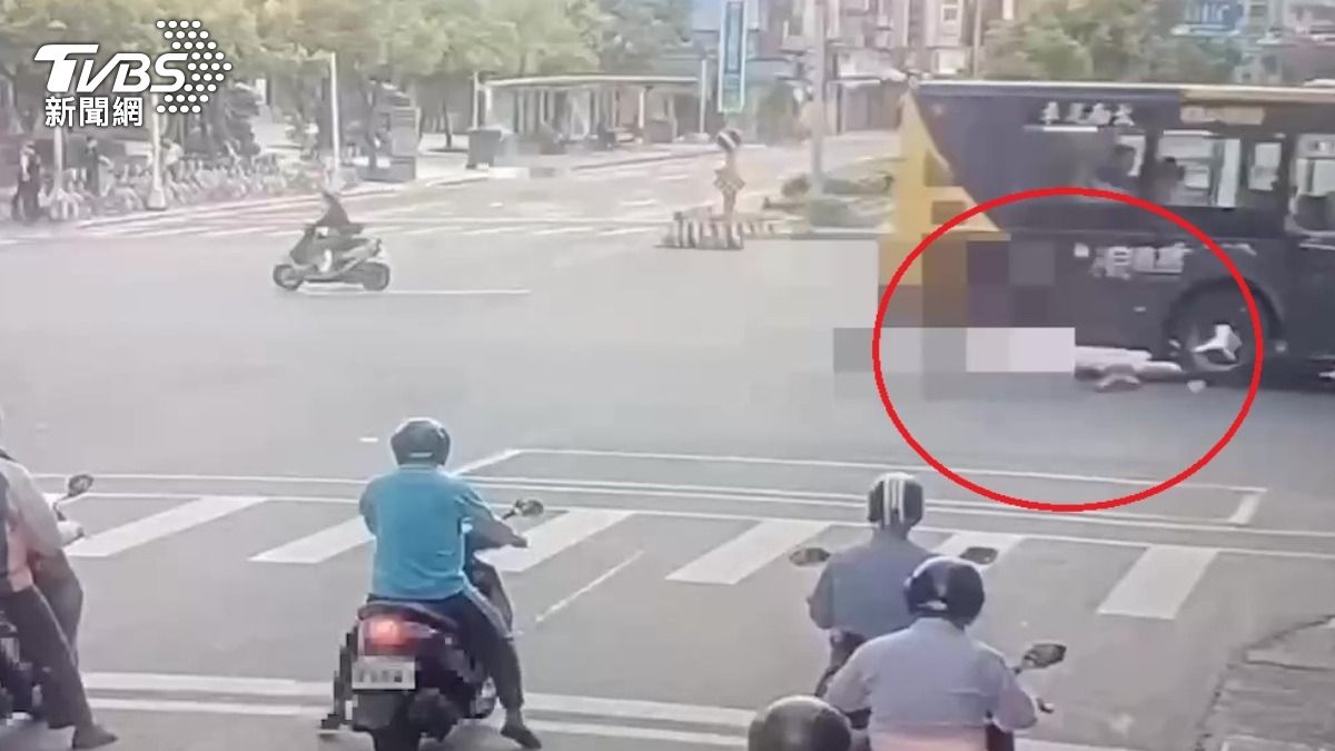 騎士撞擊公車後倒地送醫不治身亡。（圖／TVBS）