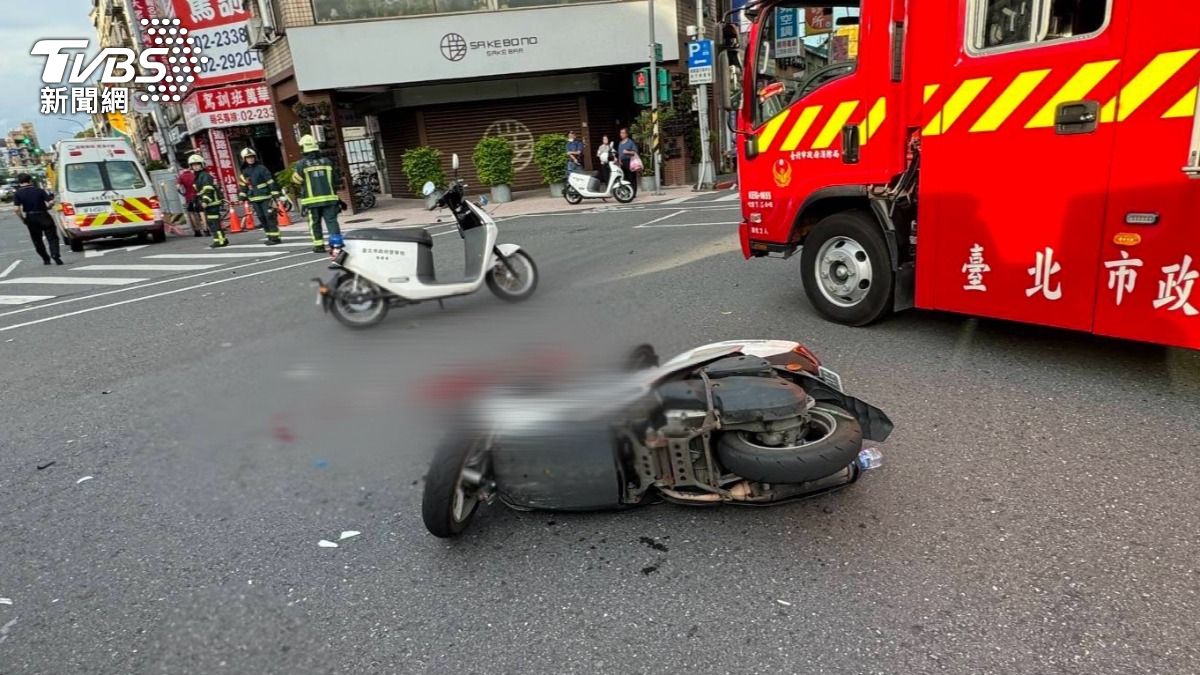 車禍現場遺留機車與血跡。（圖／TVBS）