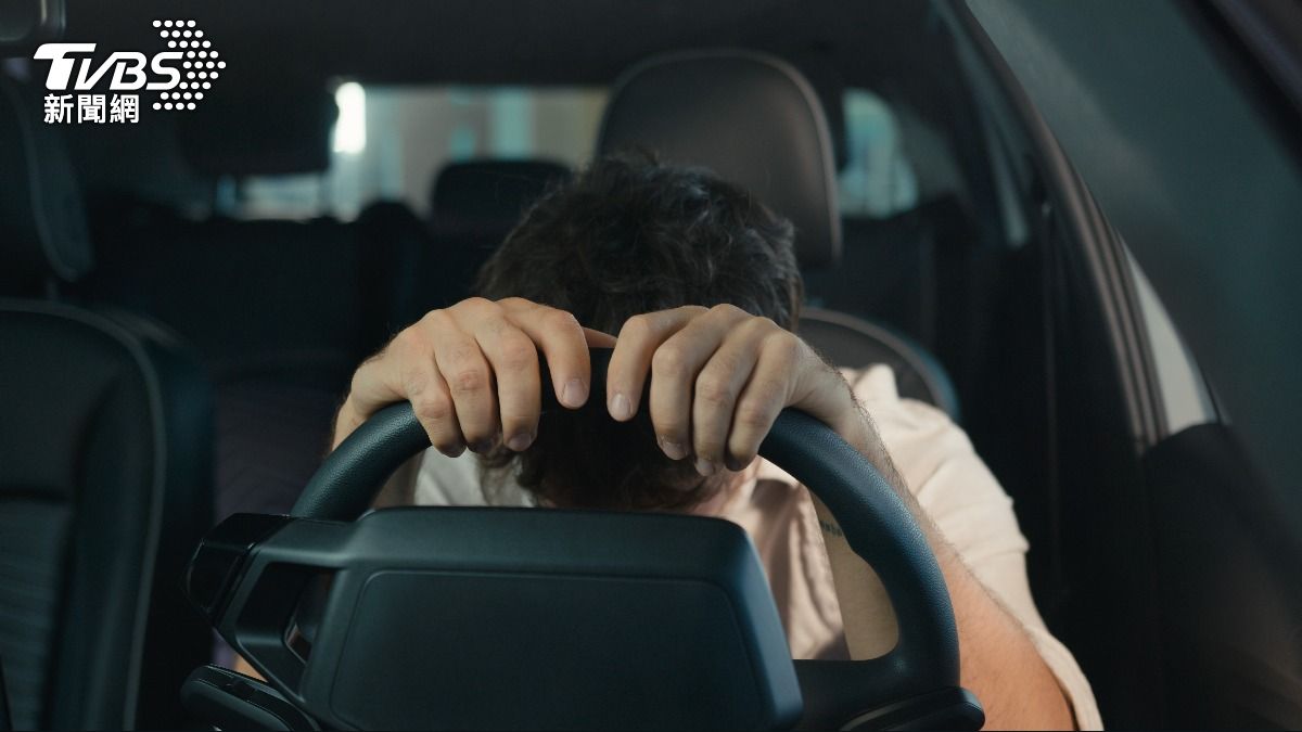 人夫在停車場發現妻子出軌後崩潰。(示意圖/達志影像shutterstock)