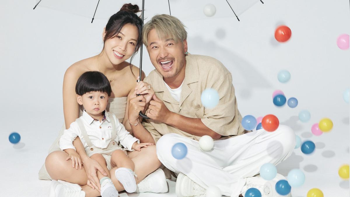 KID一家三口還有即將出生的女兒一起拍全家福。(圖/嬰兒與母親雜誌提供)