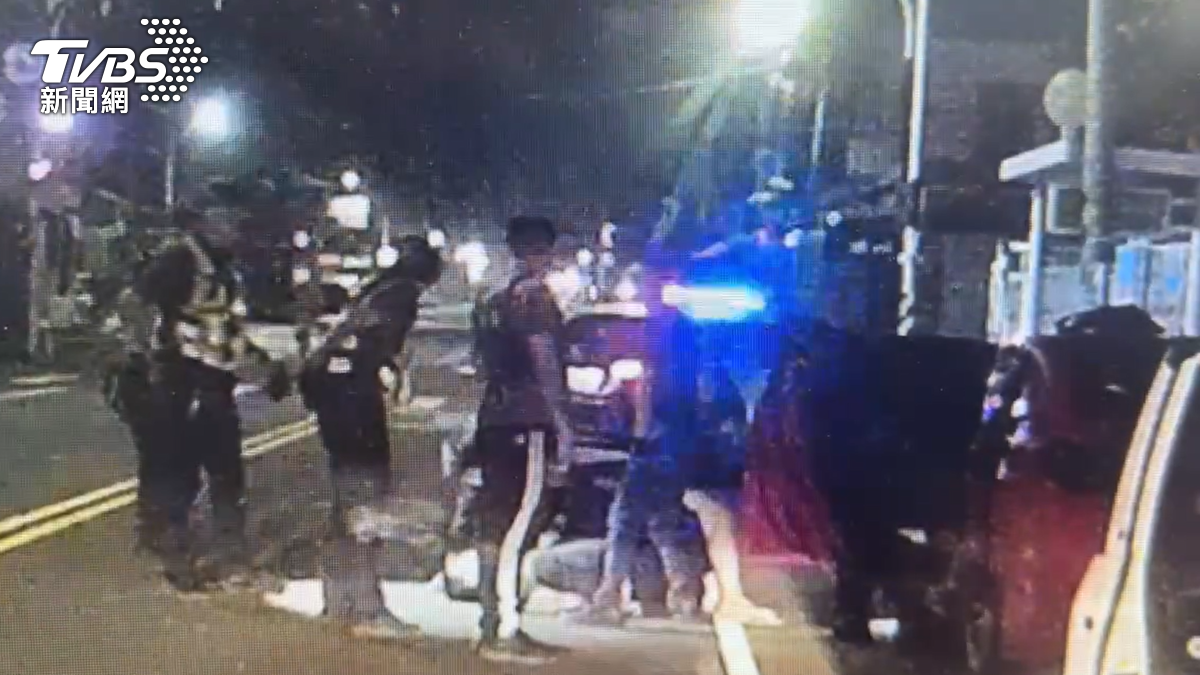 一名員警在圍捕過程中受傷。（圖／TVBS）