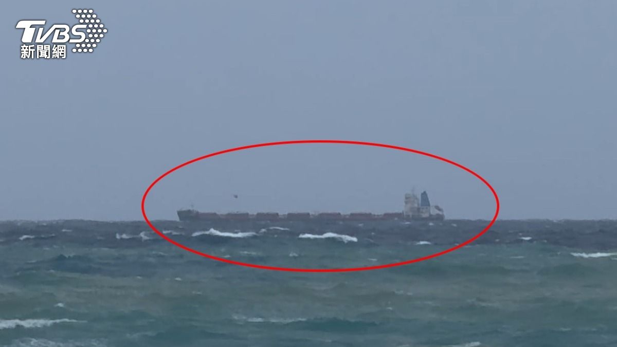 山陀兒海上大風雨！外籍礦砂船「進水」　船身傾斜困19人