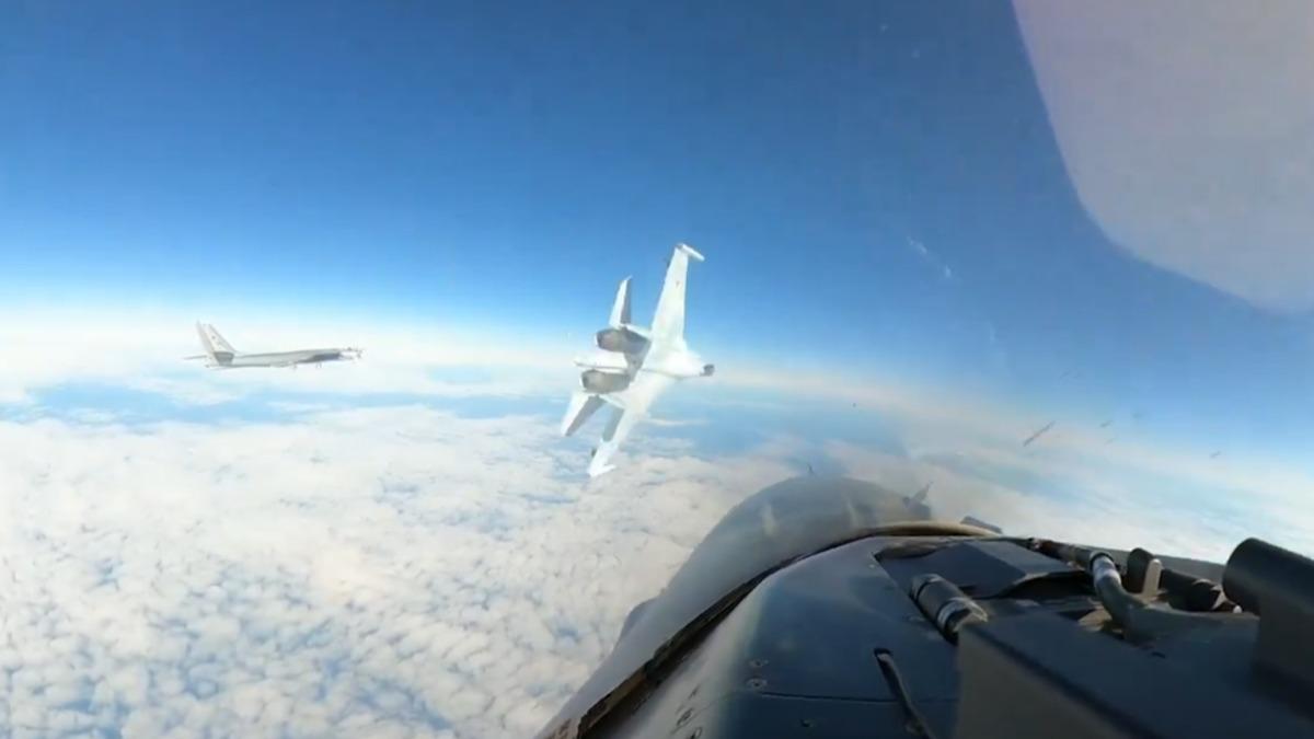 美F-16被俄蘇愷-35危險直切 貼身逼近險擦撞畫面曝