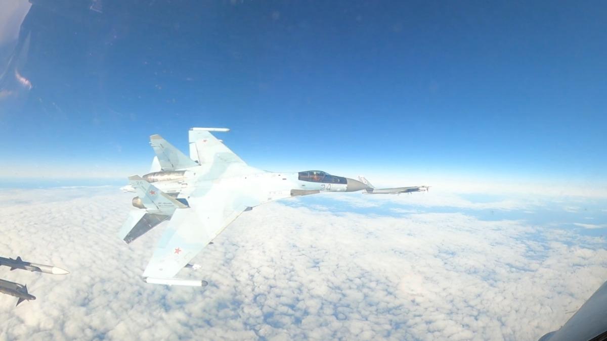 美軍指出一架俄羅斯蘇愷35(Su-35)戰機做出不安全、不專業的行為,圖為蘇愷35戰機。(圖/翻攝@NORADCommand)