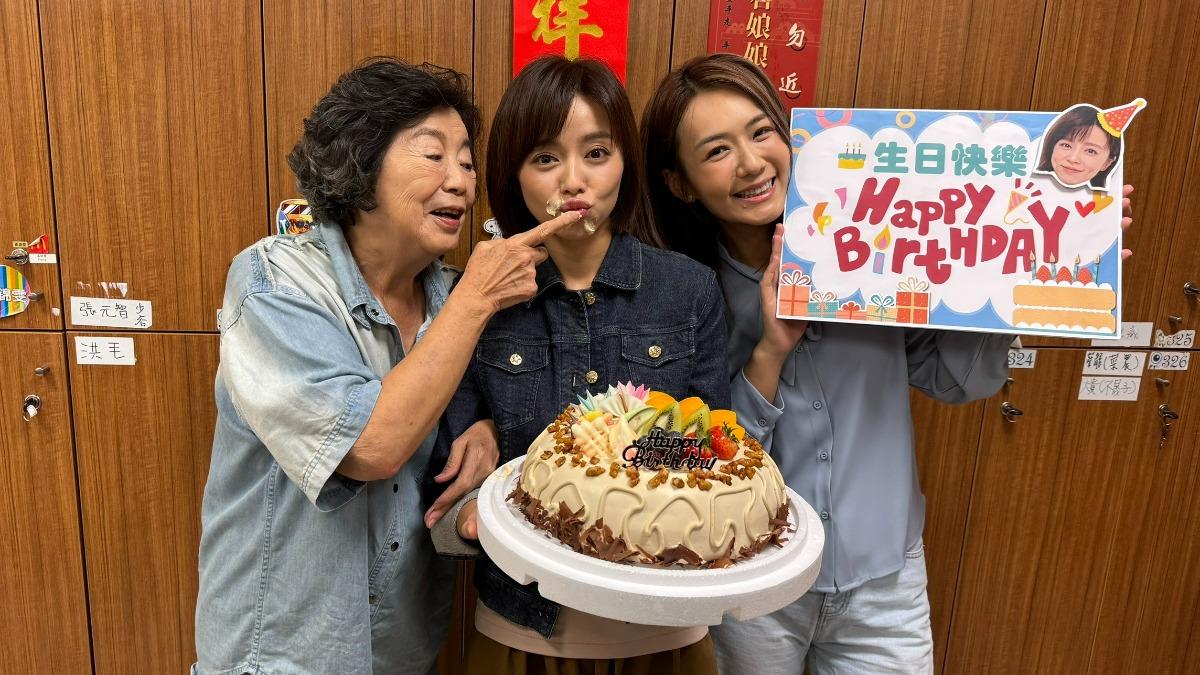 王瞳(中)棚內慶生,王滿嬌(左)開心塗她奶油。(圖/民視提供)