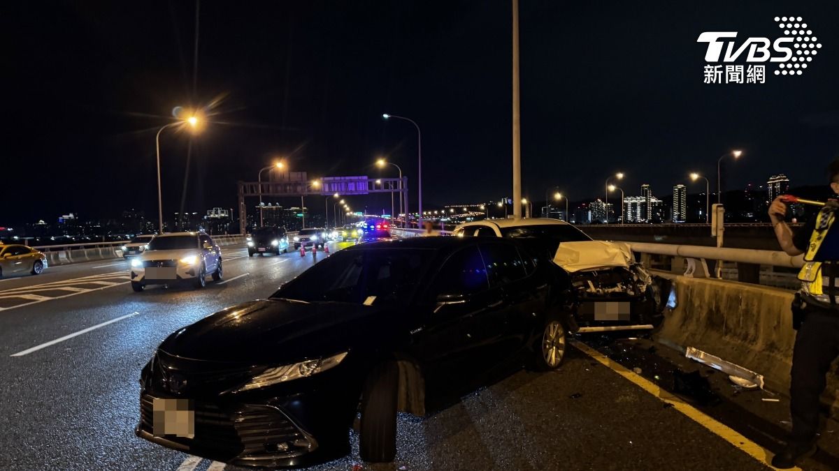 漢翔董事長胡開宏座車王姓駕駛下車查看遭後車追撞,截肢保命。(圖/國道警察提供)