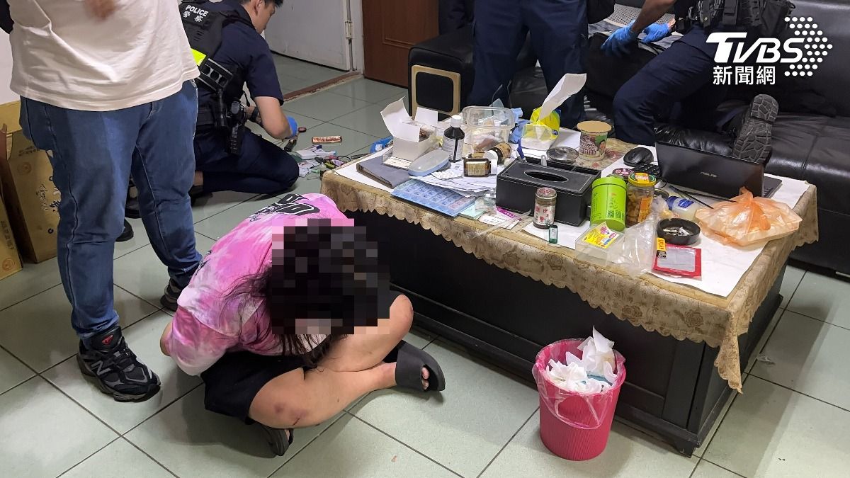 陳姓女毒蟲被警方逮捕。(圖/TVBS)