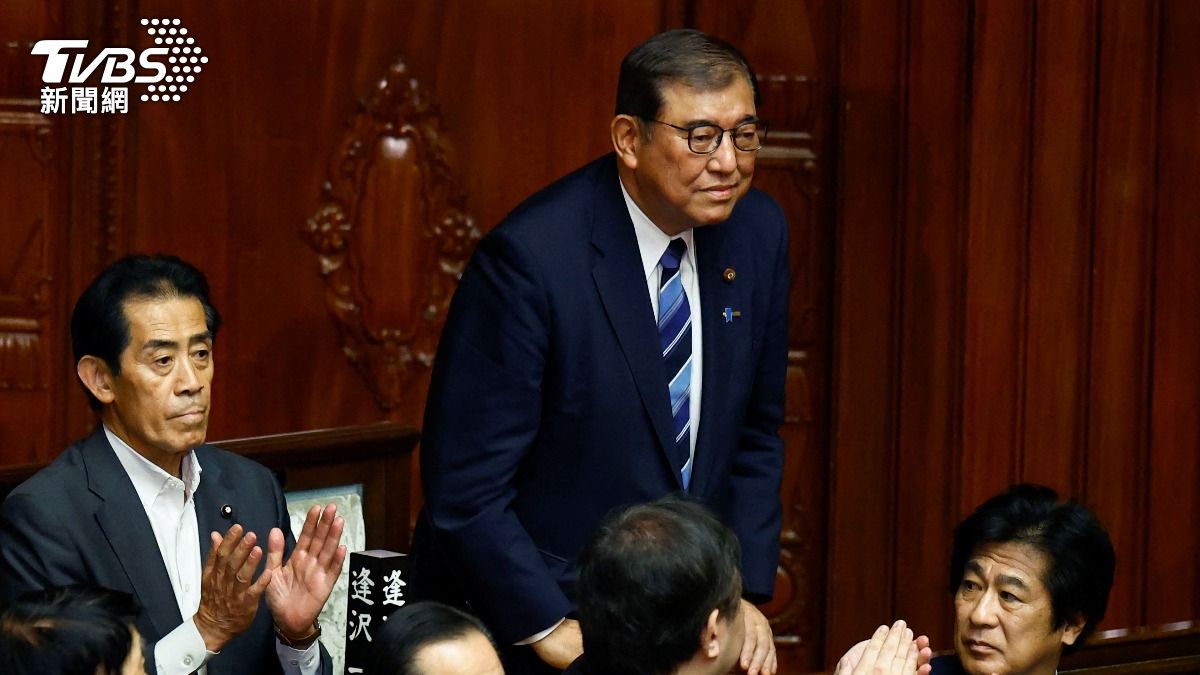 石破茂任日本第102任首相!女議員衝上台舉標語抗議遭警強制帶離
