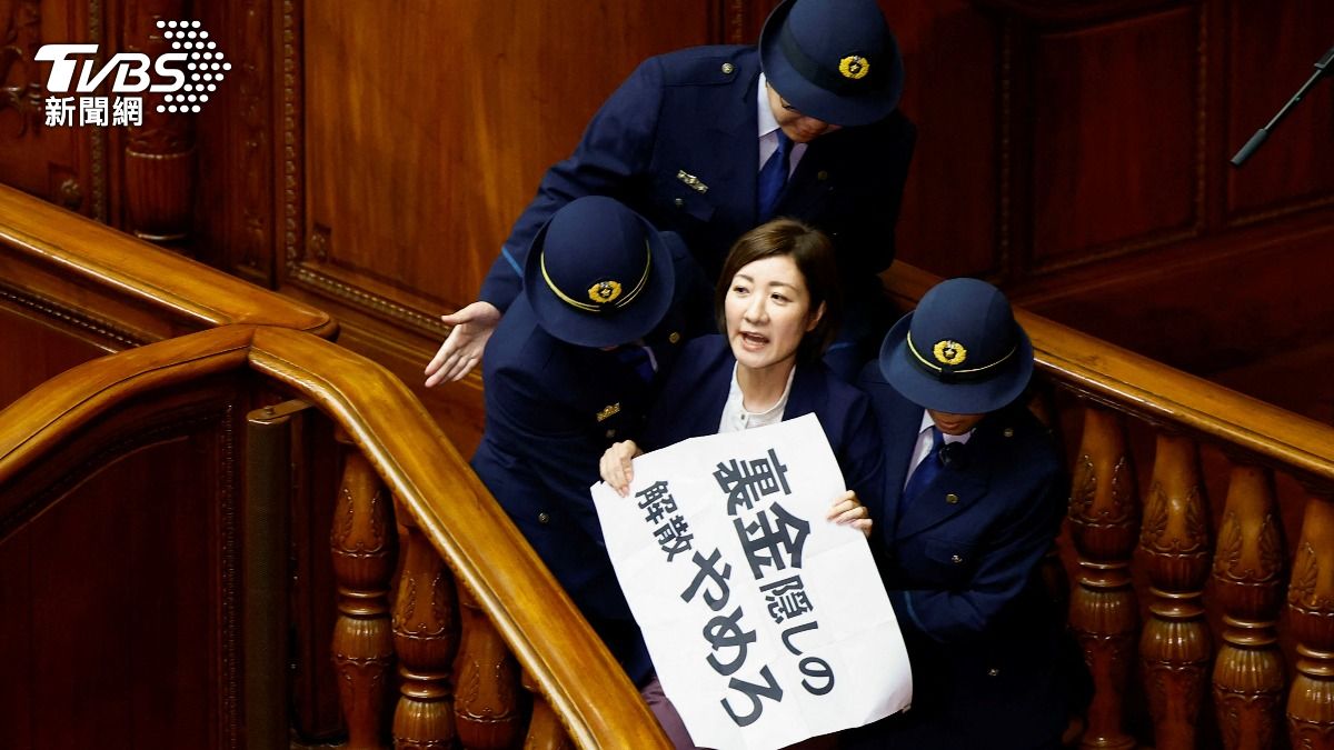 石破茂任日本第102任首相,女議員衝上台舉標語抗議。(圖/達志影像路透社)