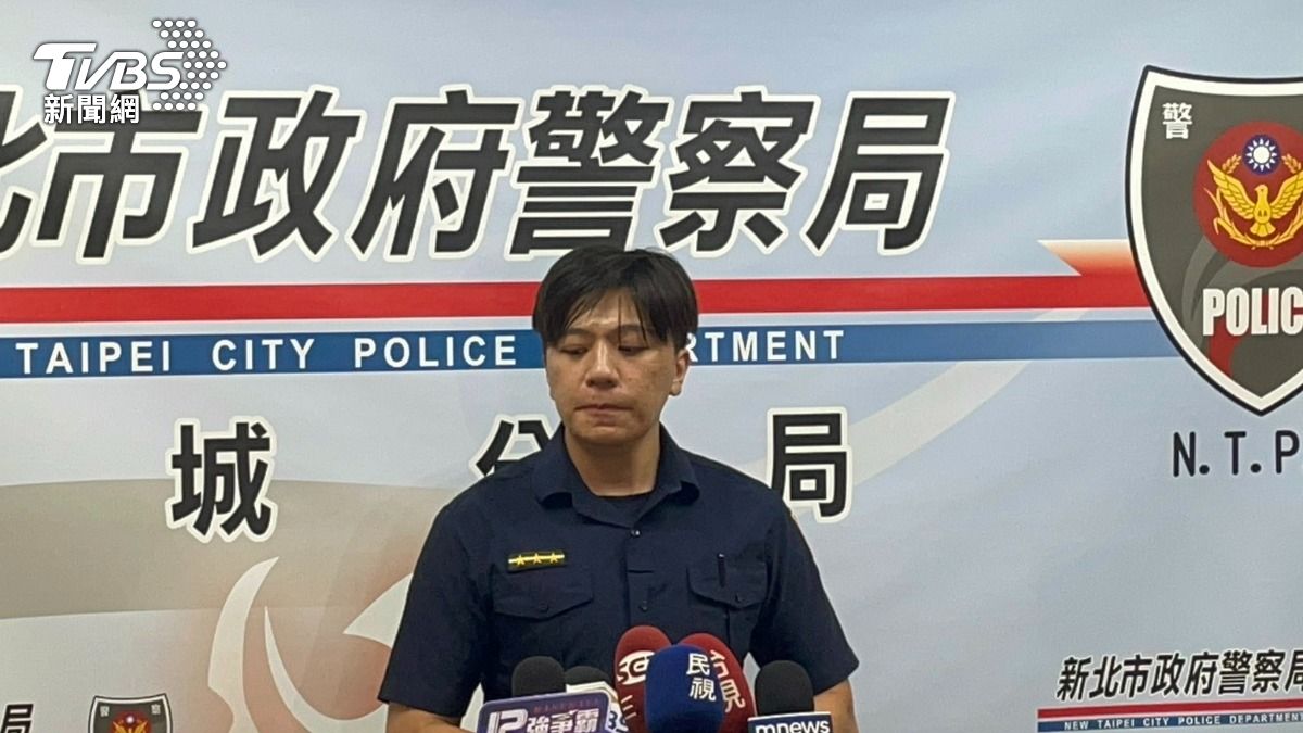 警員張正穎回憶所長的過往事蹟,一度低頭不語。(圖/TVBS)