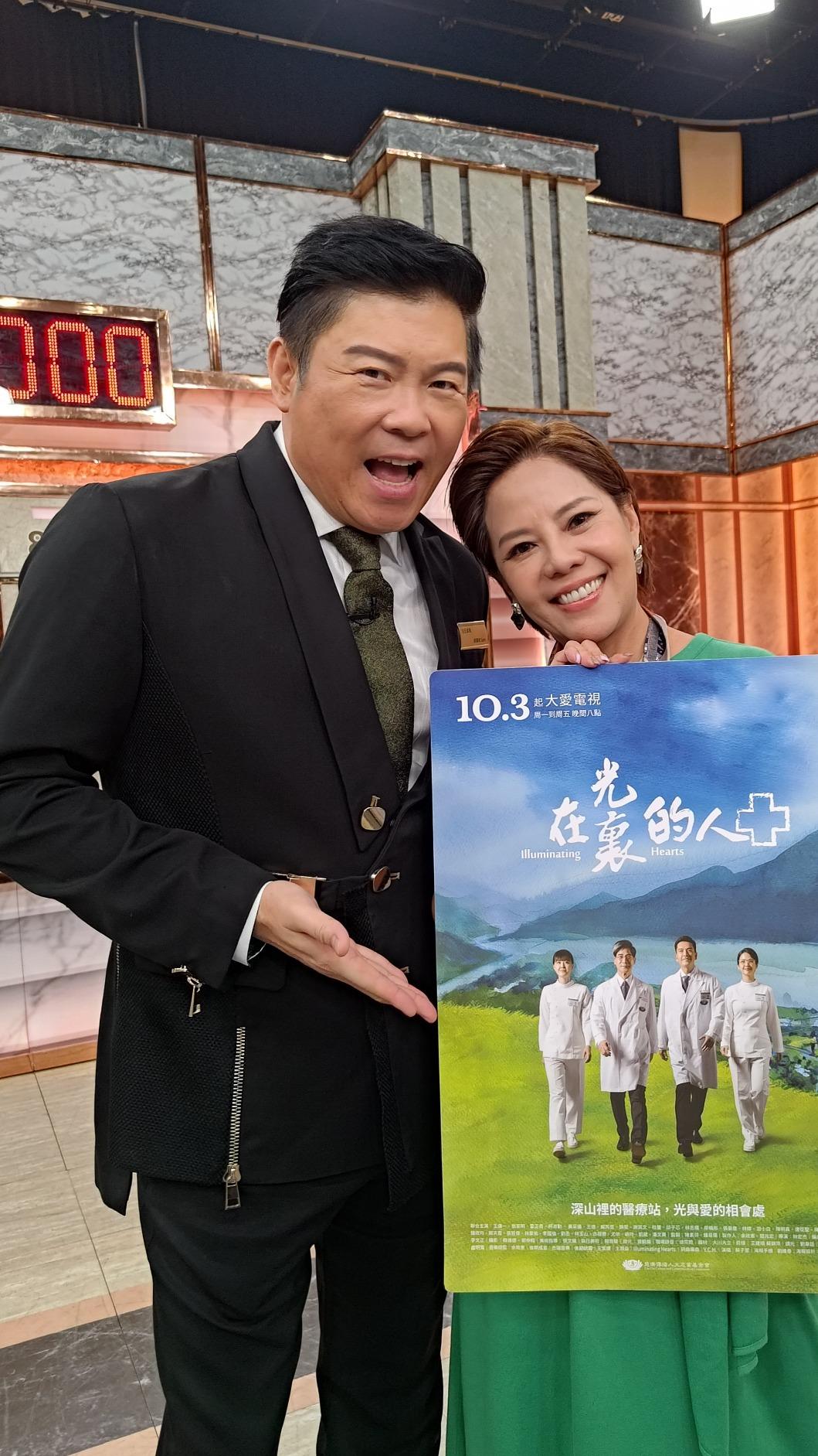 錦雯(右)登上曾國城節目宣傳。(圖/大愛提供)