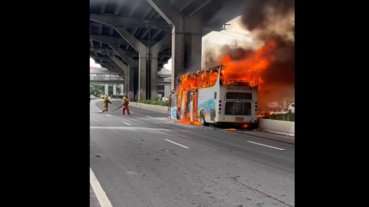 曼谷遊覽車爆胎引大火車門打不開 警方證實25名師生罹難