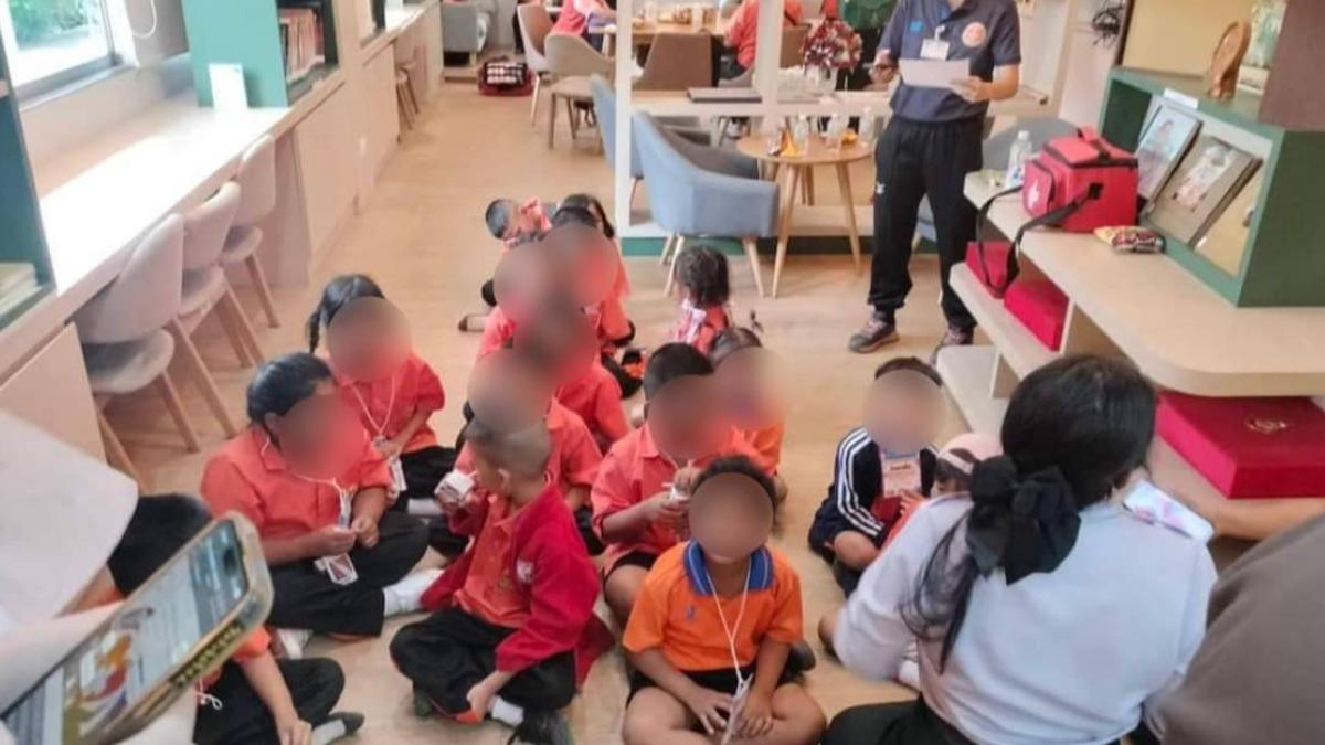 順利逃出遊覽車與大火的16名學生和3名老師。(圖/翻攝自Fire & Rescue Thailand)