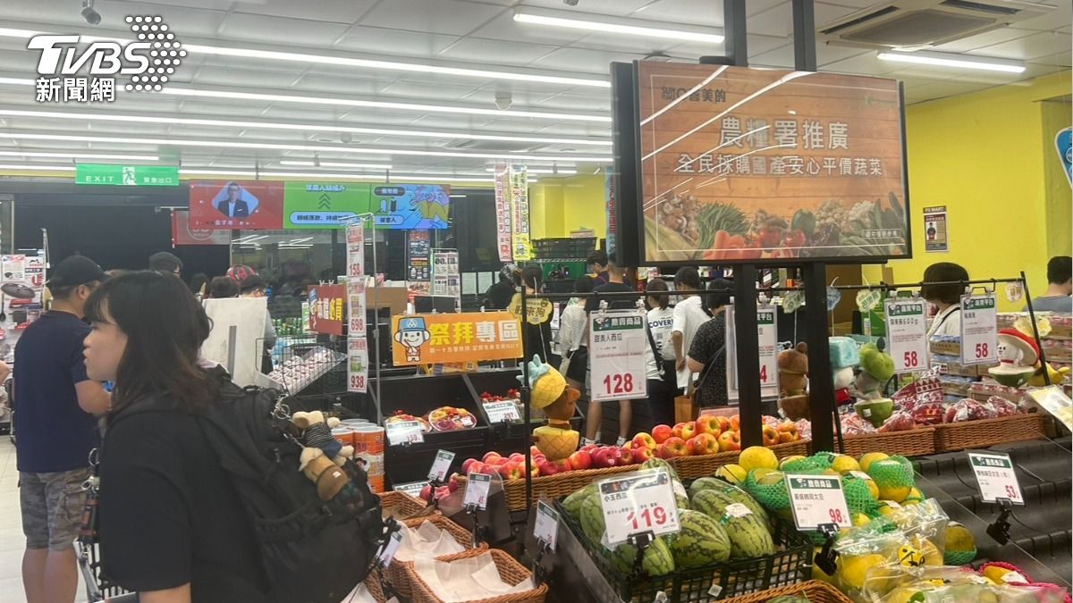 台中10/2颱風假!全聯湧排隊人潮 菜品、麵包「全遭秒殺」