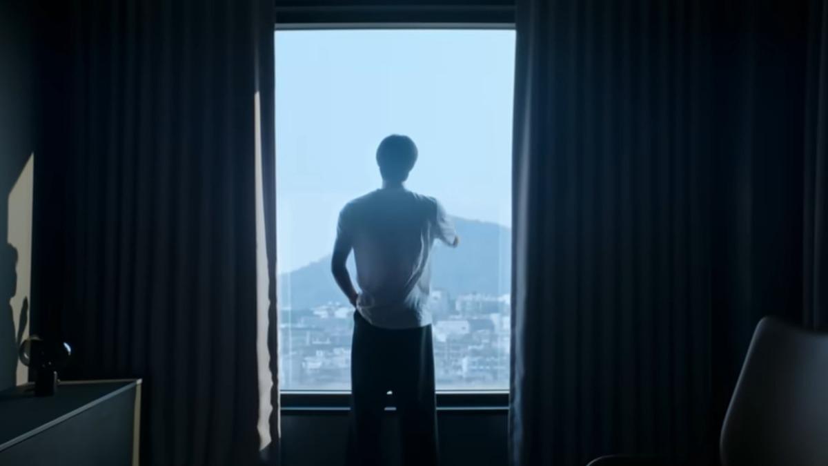 預告展示了「畫片男」孔劉上班前的準備過程。(圖/翻攝自Netflix Korea YT)