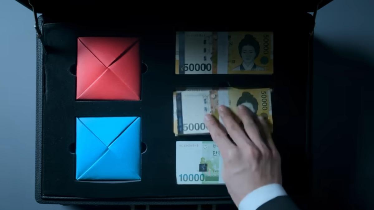 孔劉把藍紅畫片及現金放入公事包。(圖/翻攝自Netflix Korea YT)