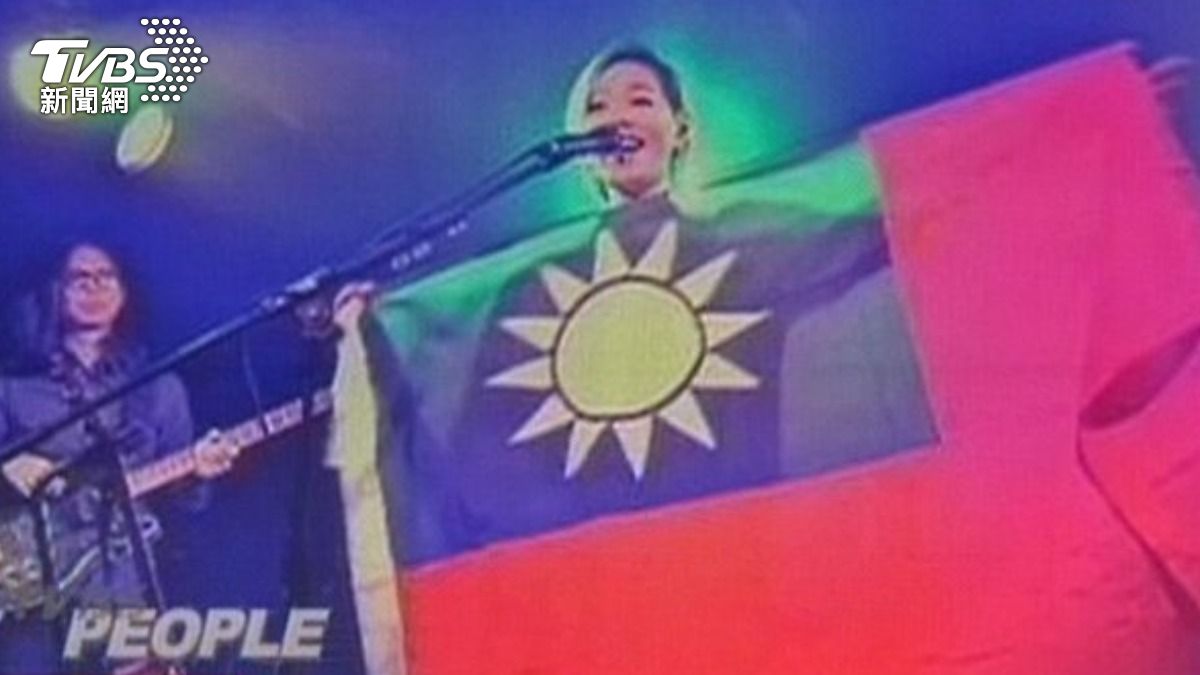 曾在台上秀國旗!安溥「卡點PO手寫信」慶陸國慶 台粉心寒