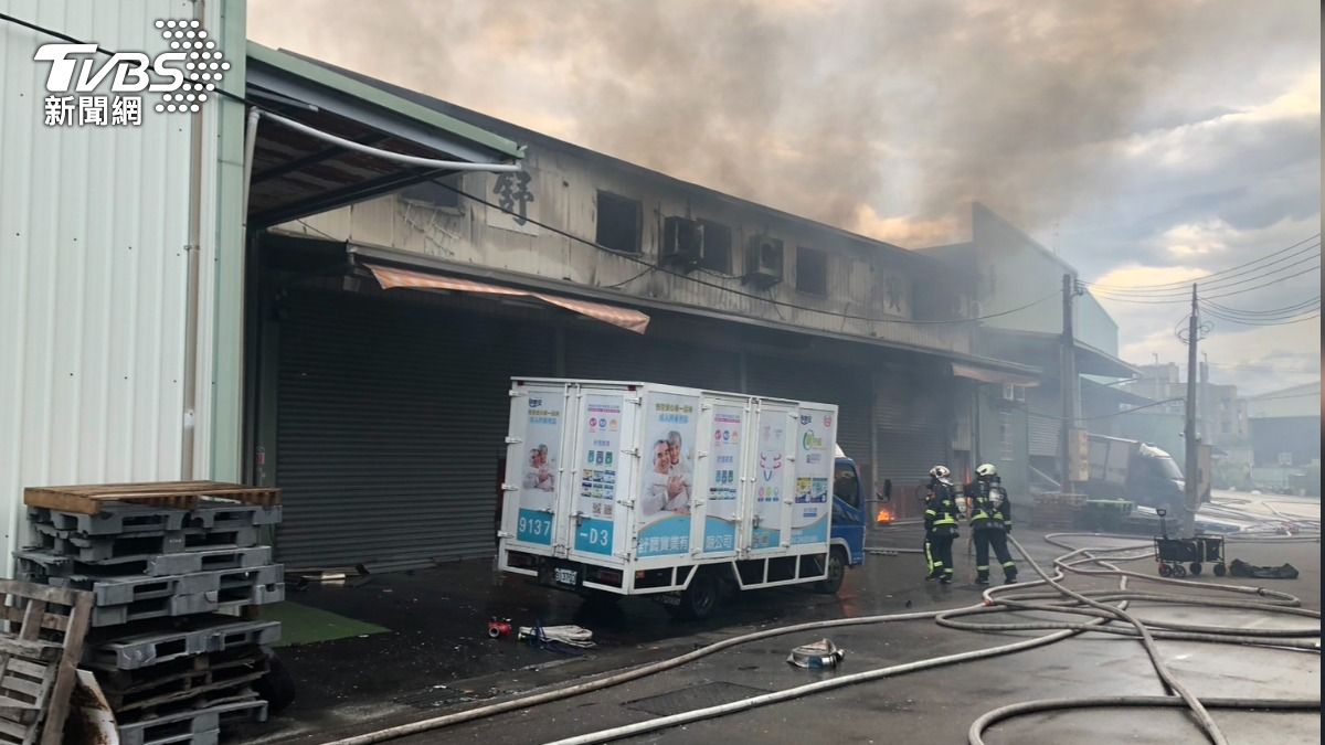 台中惡火噬3命!沙發廠燃燒損千萬 老闆妻兒、姪全成焦屍